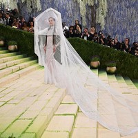 Met Gala 2026 yang diketuai bersama oleh Beyoncé, Nicole Kidman, Venus Williams, dan Anna Wintour, menjadi debut LISA sebagai bagian dari komite tuan rumah. Namun bukan pertama kalinya ia menghadiri Met Gala. Pada 2025, Lisa hadir memakai busana dari Louis Vuitton. Foto: Dok. Getty Images
