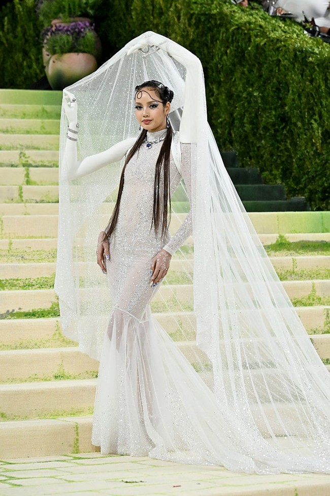 Lisa semakin memesona dengan tatanan rambut uniknya di Met Gala 2026. Jika dilihat dari dekat, gaya rambut Lisa BLACKPINK tampak berbeda dari penampilan sebelumnya, dengan satu bagian rambut menjuntai melintang di dahinya. Foto: Dok. Getty Images