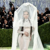 Wanita 29 tahun ini mengenakan kreasi dari Robert Wun yang menampilkan detail lengan 3D yang menopang veil putih transparan. Foto: Dok. Getty Images