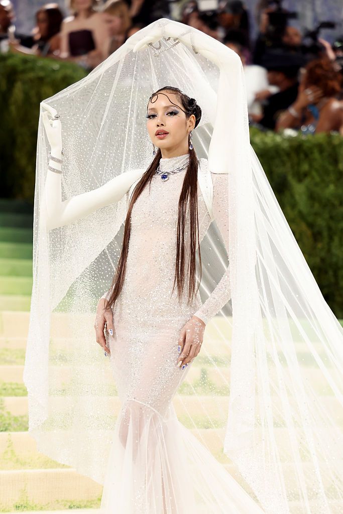 Gaya Lisa BLACKPINK di MET Gala 2026.