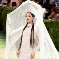 Lisa BLACKPINK tampil total mengikuti tema Met Gala tahun ini, ‘Fashion is Art’. Penyanyi dan rapper asal Thailand ini mengenakan gaun ang dihiasi tangan tiga dimensi. Foto: Dok. Getty Images