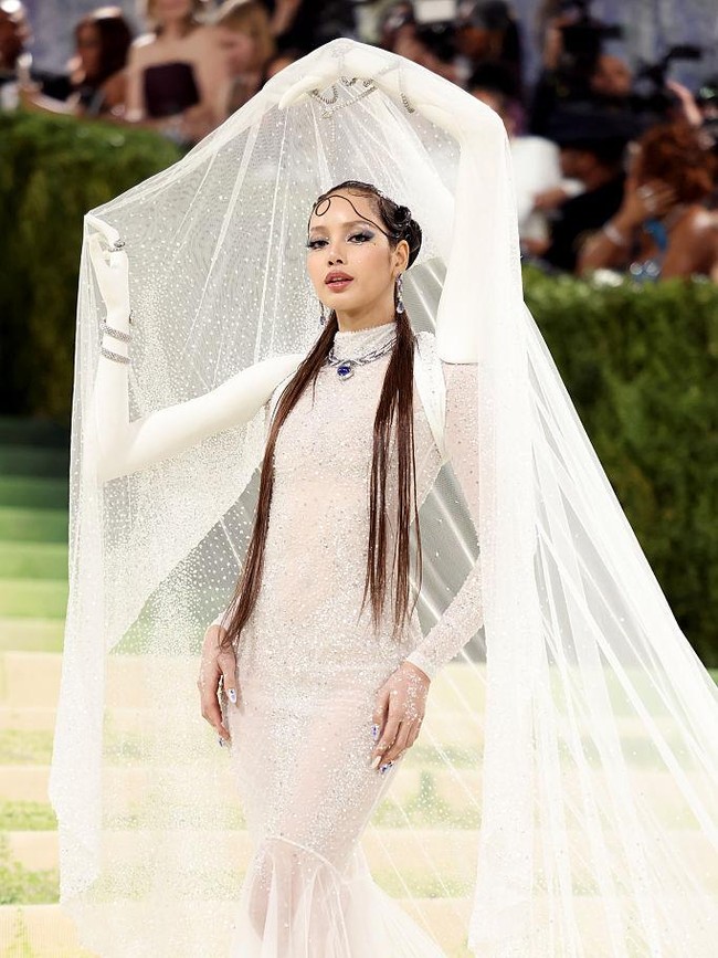 Lisa BLACKPINK Nyentrik di Met Gala 2026, Pakai Gaun Unik bak Punya 4 Tangan