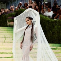 Lisa tampil unik dalam ajang fashion yang tahun ini mengusung dress code ‘Fashion Is Art.’ Penyanyi 29 tahun itu mengenakan kreasi dari Robert Wun yang menampilkan detail lengan 3D yang menopang veil putih transparan. Foto: Dok. Getty Images