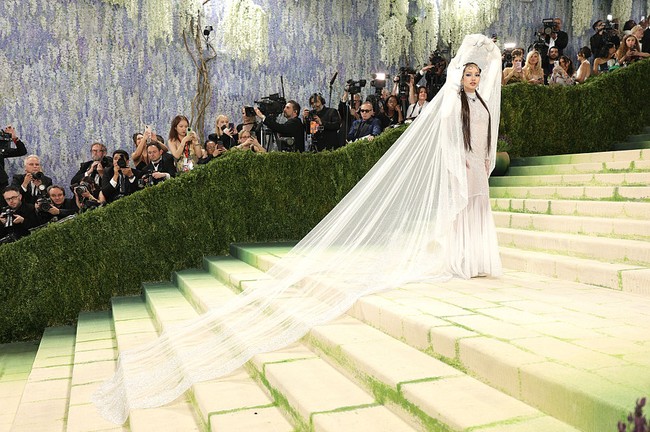 Tahun ini menjadi momen besar bagi Lisa di Met Gala 2026. Sebab untuk pertama kalinya ia masuk dalam jajaran komite tuan rumah, bergabung bersama Zoë Kravitz, Sabrina Carpenter, Doja Cat, Misty Copeland, Lena Dunham, dan lainnya. Foto: Dok. Getty Images