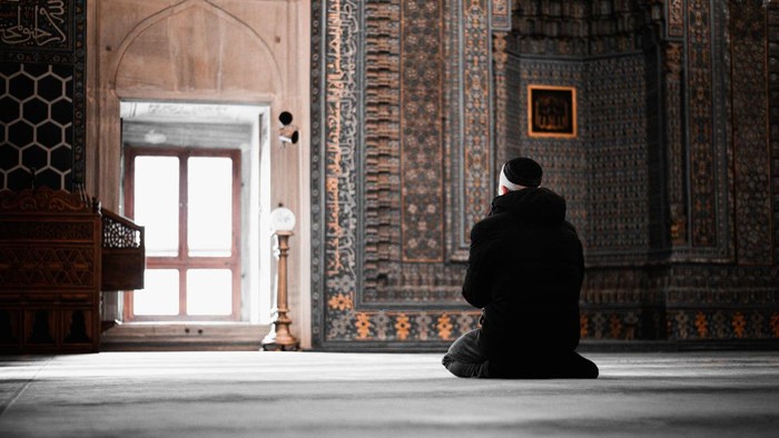 Jangan Langsung Pergi, Ini Keutamaan Zikir Setelah Sholat