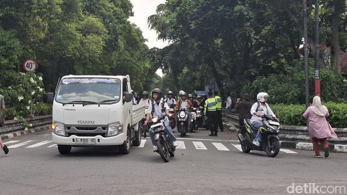Video tawuran antarpelajar di simpang Mandala Krida, Umbulharjo, Kota Jogja pagi tadi viral di media sosial. 