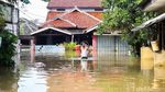 Luapan Kali Angke Rendam Cipondoh, Aktivitas Warga Lumpuh