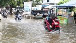 Luapan Kali Angke Rendam Jalan Cipondoh, Pengendara Tembus Genangan