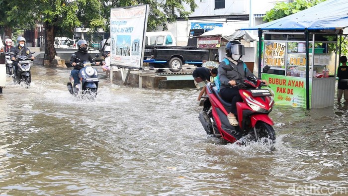 Sejumlah pengendara melintas di Jalan K.H Ahmad Dahlan, Cipondoh, Tangerang, Selasa (5/5/2026), di tengah genangan banjir.

Hujan deras yang mengguyur kawasan tersebut membuat ruas jalan terendam banjir.