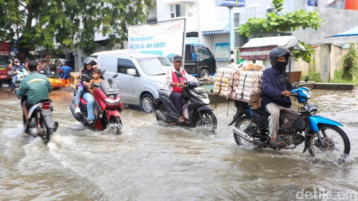 Sejumlah pengendara melintas di Jalan K.H Ahmad Dahlan, Cipondoh, Tangerang, Selasa (5/5/2026), di tengah genangan banjir.

Hujan deras yang mengguyur kawasan tersebut membuat ruas jalan terendam banjir.