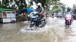 Luapan Kali Angke Rendam Jalan Cipondoh, Pengendara Tembus Genangan