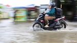 Luapan Kali Angke Rendam Jalan Cipondoh, Pengendara Tembus Genangan
