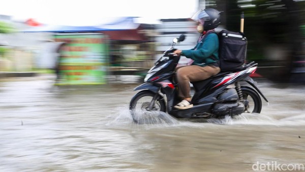 Luapan Kali Angke Rendam Jalan Cipondoh, Pengendara Tembus Genangan