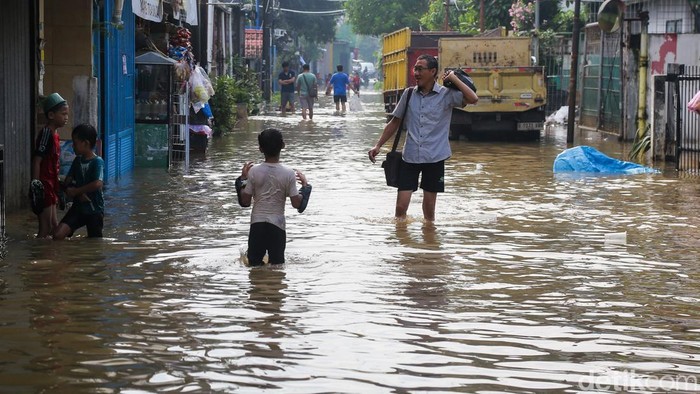 Sejumlah pengendara melintas di Jalan K.H Ahmad Dahlan, Cipondoh, Tangerang, Selasa (5/5/2026), di tengah genangan banjir.

Hujan deras yang mengguyur kawasan tersebut membuat ruas jalan terendam banjir.