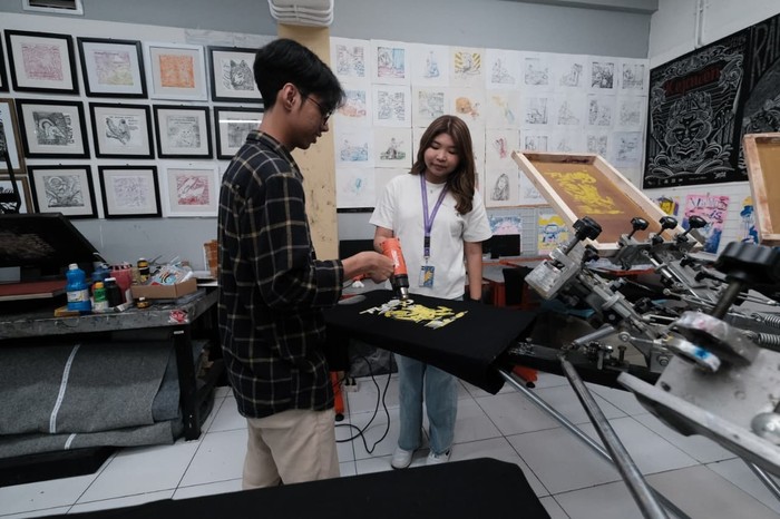 Mahasiswa BINUS University saat praktik di Printing Lab, bagian dari pendekatan kurikulum untuk memberikan pengalaman yang relevan dengan kebutuhan industri