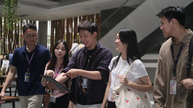 Mahasiswa BINUS University saat praktik di Printing Lab, bagian dari pendekatan kurikulum untuk memberikan pengalaman yang relevan dengan kebutuhan industri