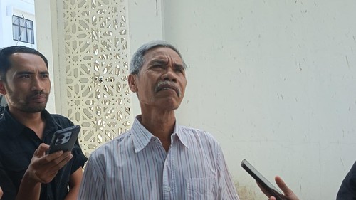 Mantan Kepala DLH Lombok Tengah, Lalu Amir Ali, seusai diperiksa jaksa soal dugaan korupsi pengadaan dump truck, Selasa (5/5/2026). (Foto: Edi Suryansyah/detikBali)