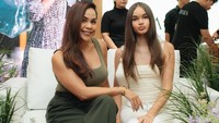 Penampilan berbeda, Melaney Ricardo berseloroh seperti saudaraan dengan Chloe. Anak rasa sistur, tulisnya dilihat di Instagram, Selasa (5/5/2026). (Foto: dok Instagram melaney_ricardo)