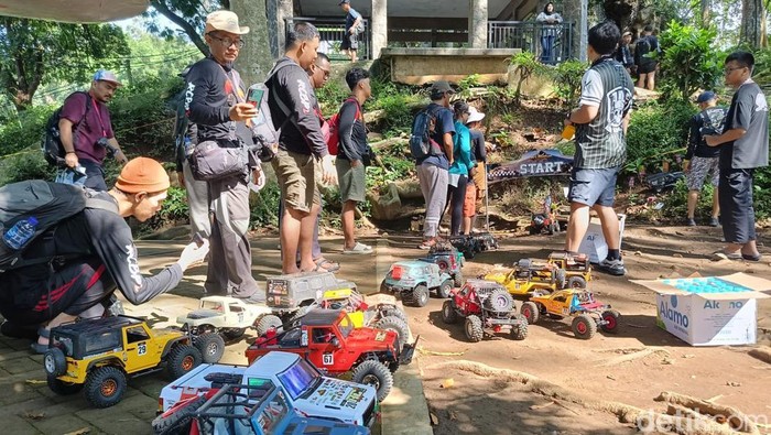 Melihat keseruan offroad ratusan mobil remote control