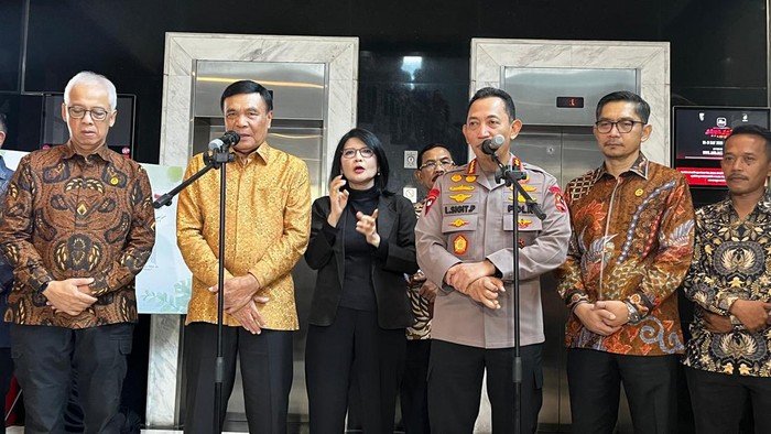 Menko Polkam Djamari Chaniago dan Kapolri Jenderal Listyo Sigit Prabowo usai peresmian gedung Kompolnas (Rumondang/detikcom)