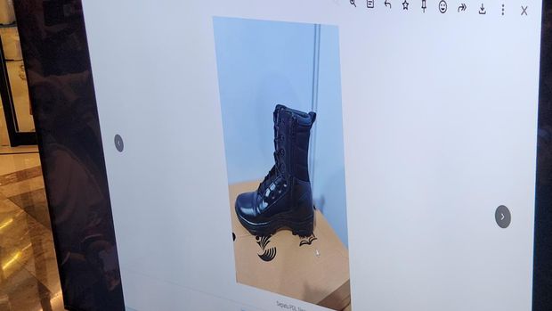 Mensos Gus Ipul beri penjelasan soal sepatu untuk sekolah rakyat (Adrial/detikcom)