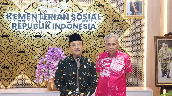 Mensos Gus Ipul memberikan penjelasan soal sepatu untuk sekolah rakyat. (Adrial/detikcom)