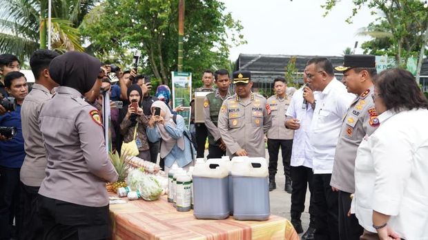Menteri LH Jumhur Hidayat memuji inovasi Polda Riau dalam melindungi lingkungan melalui Tabung Harmoni Hijau. Menteri LH Jumhur Hidayat memuji inovasi Polda Riau dalam melindungi lingkungan melalui Tabung Harmoni Hijau.