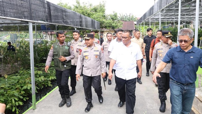 Menteri LH Jumhur Hidayat mengunjungi Tabung Harmoni Hijau Polda Riau, Selasa (5/5/2026).