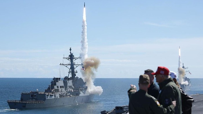Presiden AS Donald Trump menyaksikan peragaan peluncuran rudal dari kapal induk USS George H.W. Bush, pada 2025 lalu. (Getty Images)