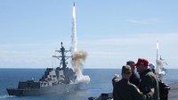 Iran Minta Tak Ada yang Dekati Kapal AS di Selat Hormuz, Ancam Beri 'Pelajaran'