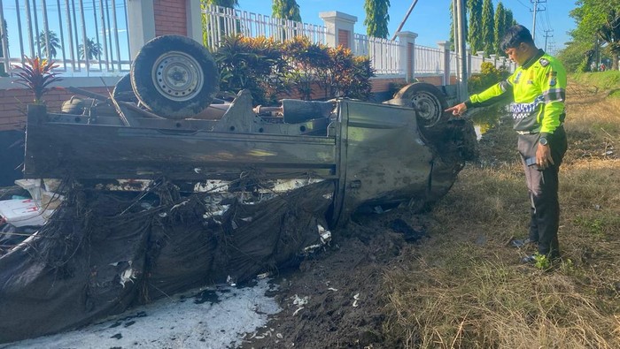 Mobil pikap terbalik hingga masuk drainase di Jalan Poros Maros-Pangkep.