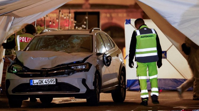 A car which drove into a group of people is lifted at the scene of a deadly incident, in Leipzig, Germany, May 5, 2026. REUTERS/Axel Schmid     TPX IMAGES OF THE DAY