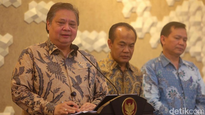 Momen Airlangga Pamer Ekonomi RI Tumbuh Lebih Tinggi dari AS-China Menteri Koordinator bidang Perekonomian, Airlangga Hartarto memaparkan pertumbuhan produk domestik bruto (PDB) triwulan-1 di kantor Kemenko Perekonomian, Jakarta, Selasa (5/5/2026). Ekonomi Indonesia pada kuartal I-2026 mampu tumbuh 5,61% secara tahunan (year on year/yoy).