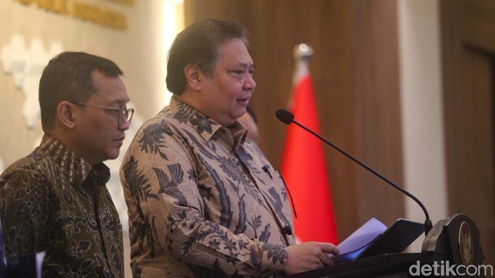 Menteri Koordinator bidang Perekonomian, Airlangga Hartarto memaparkan pertumbuhan produk domestik bruto (PDB) triwulan-1 di kantor Kemenko Perekonomian, Jakarta, Selasa (5/5/2026). Ekonomi Indonesia pada kuartal I-2026 mampu tumbuh 5,61% secara tahu