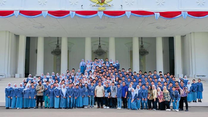 Ratusan pelajar yang tergabung dalam Forum OSIS Jawa Barat (FOJB) mengunjungi Istana Merdeka, Jakarta, Selasa (5/5/2026), melalui program Istana untuk Anak Sekolah. Presiden Prabowo Subianto sempat turun langsung bertemu para pelajar tersebut untuk
