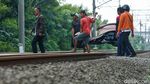 Nekat! Warga Buka Jasa Gotong Motor di Perlintasan KA Tanpa Palang