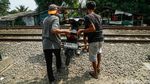 Nekat! Warga Buka Jasa Gotong Motor di Perlintasan KA Tanpa Palang