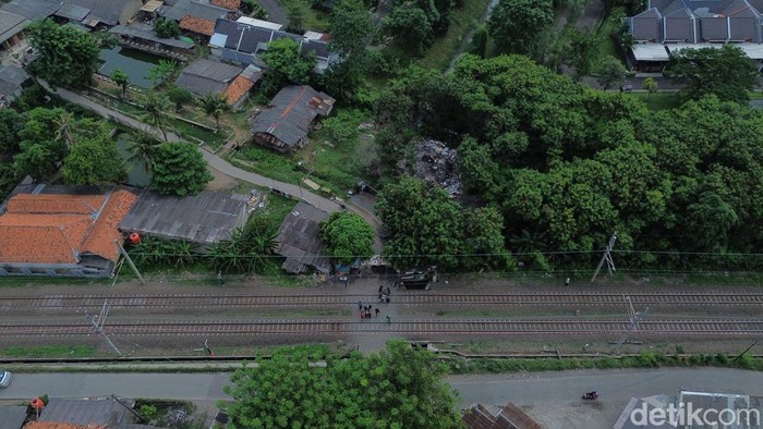 Sejumlah warga menggotong motor untuk melintasi perlintasan Kereta Api (KA) di Cibitung, Bekasi, Selasa (5/5/2026). Perlintasan tanpa palang pintu itu sebelumnya sudah ditutup, namun banyaknya pengendara yang masih ingin melintas membuka peluang warga untuk membuka jasa gotong motor.