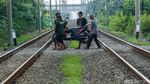 Nekat! Warga Buka Jasa Gotong Motor di Perlintasan KA Tanpa Palang