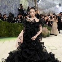 Tak ketinggalan, ada personel termuda aespa, Ningning yang baru diumumkan sebagai global ambassador terbaru Gucci. Ningning mengenakan gaun avant garde dari rumah mode asal Italia tersebut untuk penampilan debutnya di MET Gala 2026. Struktur gaunnya yang terdiri dari lapisan tulle berbentuk gelombang mencuri atensi. Foto: Getty Images