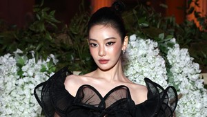 Ningning mengenakan dress hitam couture Gucci tiga dimensi dan ber-layer. (Foto: Getty Images for The Met Museum//Cindy Ord/MG26)