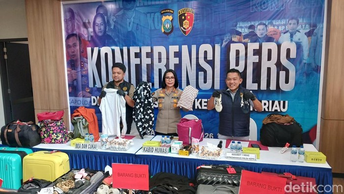 Polisi menunjukkan barang bukti pakaian dan sepatu bekas impor ilegal hasil pengungkapan kasus penyelundupan di Pelabuhan Internasional Batam Center.