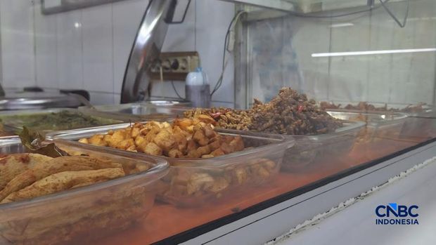 Pedagang Warung Tegal (Warteg) memajang masakannya ditengah harga plastik mengalami kenaikan di Jakarta, Selasa (5/5/2026). (CNBC Indonesia/Chandra Dwi Pranata)