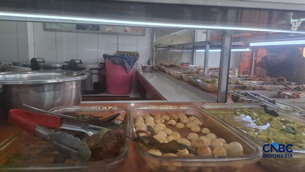 Pedagang Warung Tegal (Warteg) memajang masakannya ditengah harga plastik mengalami kenaikan di Jakarta, Selasa (5/5/2026). Pedagang Warung Tegal (Warteg) memajang masakannya ditengah harga plastik mengalami kenaikan di Jakarta, Selasa (5/5/2026). (CNBC Indonesia/Chandra Dwi Pranata)