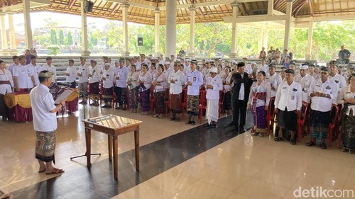 132 pejabat administrator dan pengawas lingkup Pemkab Klungkung tengah diambil sumpah jabaran barunya oleh Bupati Klungkung I Made Satria, di Klungkung, Selasa (5/5/2026). Fatih Kudus Jaelani/detikBali.