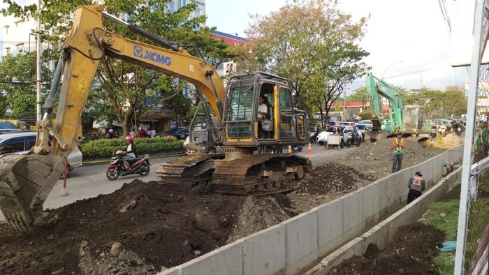 Pemprov Sulsel memperbaiki drainase Jalan Aroepala Makassar.