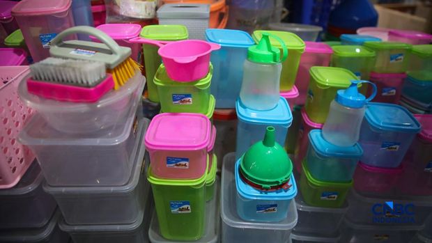Perabot atau peralatan rumah tangga di kawasan Pasar Jatinegara, Jakarta, Selasa (5/5/2026). (CNBC Indonesia/Faisal Rahman)