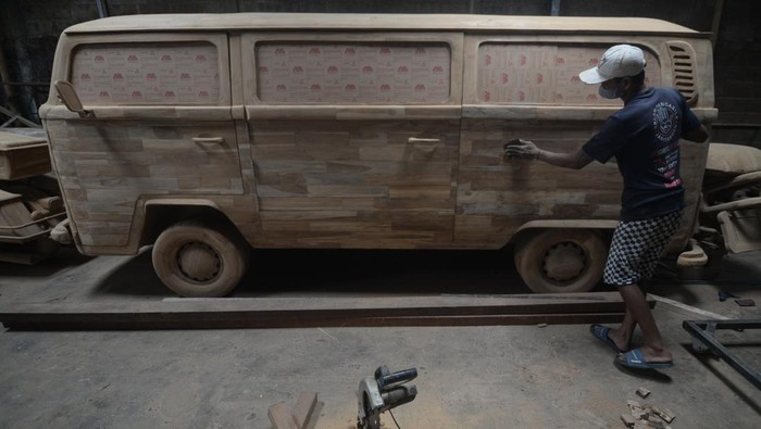 Perajin membuat kerajinan replika mobil Mercedes dari kayu di rumah produksi Tetap Jaya Art, Mojosongo, Boyolali, Jawa Tengah, Selasa (5/5/2026). Kementerian Usaha Mikro, Kecil, dan Menengah menyatakan, penyaluran Kredit Usaha Rakyat (KUR) hingga 3 Mei 2026 mencapai sekitar Rp96 triliun, penyaluran tersebut menjangkau 1,5 juta debitur di seluruh Indonesia yang sebagian besar pembiayaan disalurkan ke sektor produksi dan usaha mikro dan diharapkan dapat memperkuat pemberdayaan UMKM sekaligus mendorong pengentasan kemiskinan. ANTARA FOTO/Aloysius Jarot Nugroho/YU