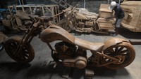 Berbagai replika kendaraan seperti mobil Volkswagen, Mercedes, hingga motor Harley dibuat secara detail oleh perajin. Produk-produk tersebut menunjukkan kreativitas sekaligus keterampilan pelaku usaha mikro di daerah. ANTARA FOTO/Aloysius Jarot Nugroho
