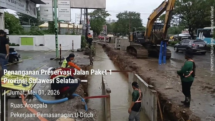 Perbaikan drainase di Jalan Aroepala Makassar.